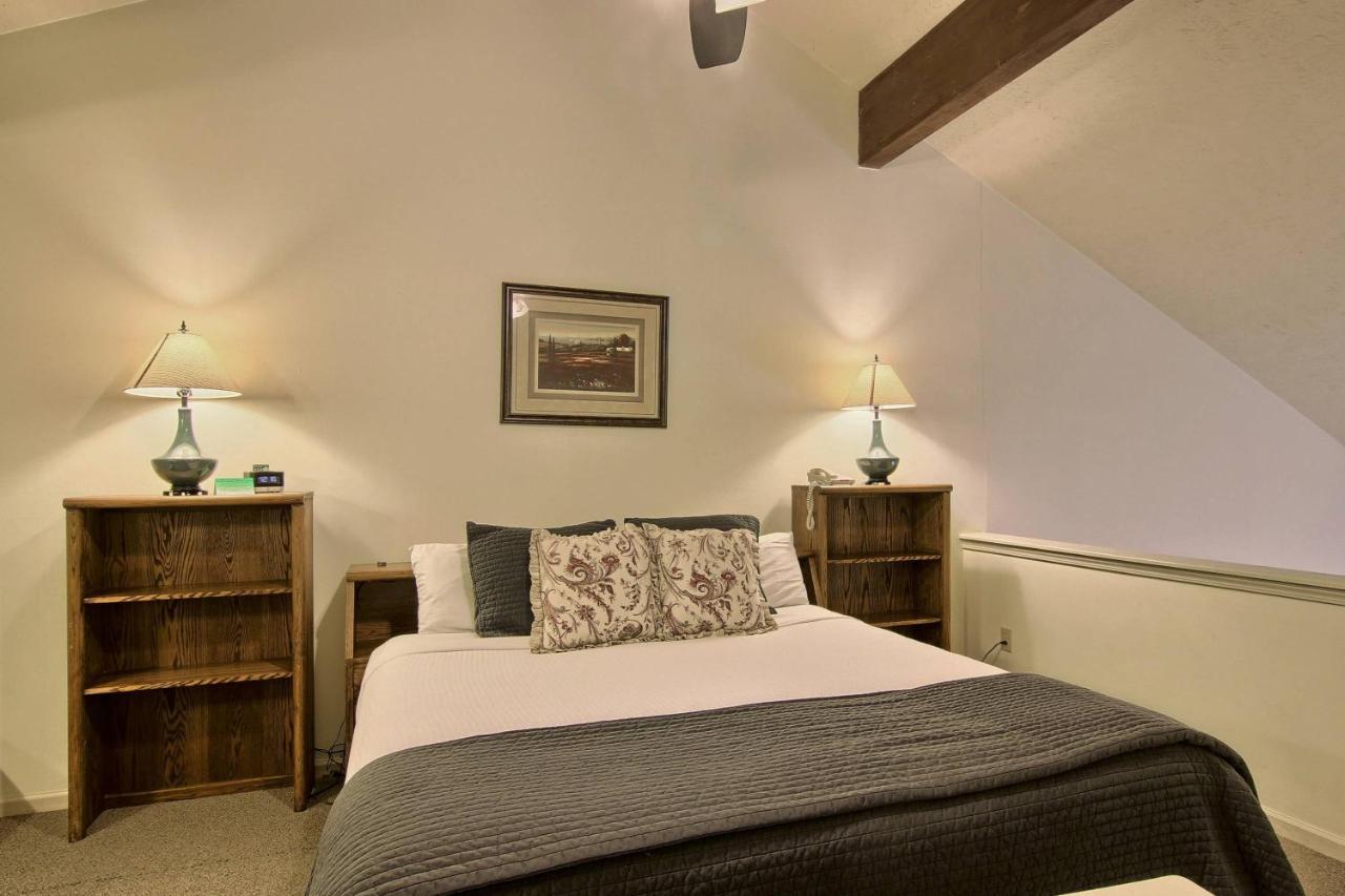 209 Pointes North Inn Charlevoix Eksteriør billede