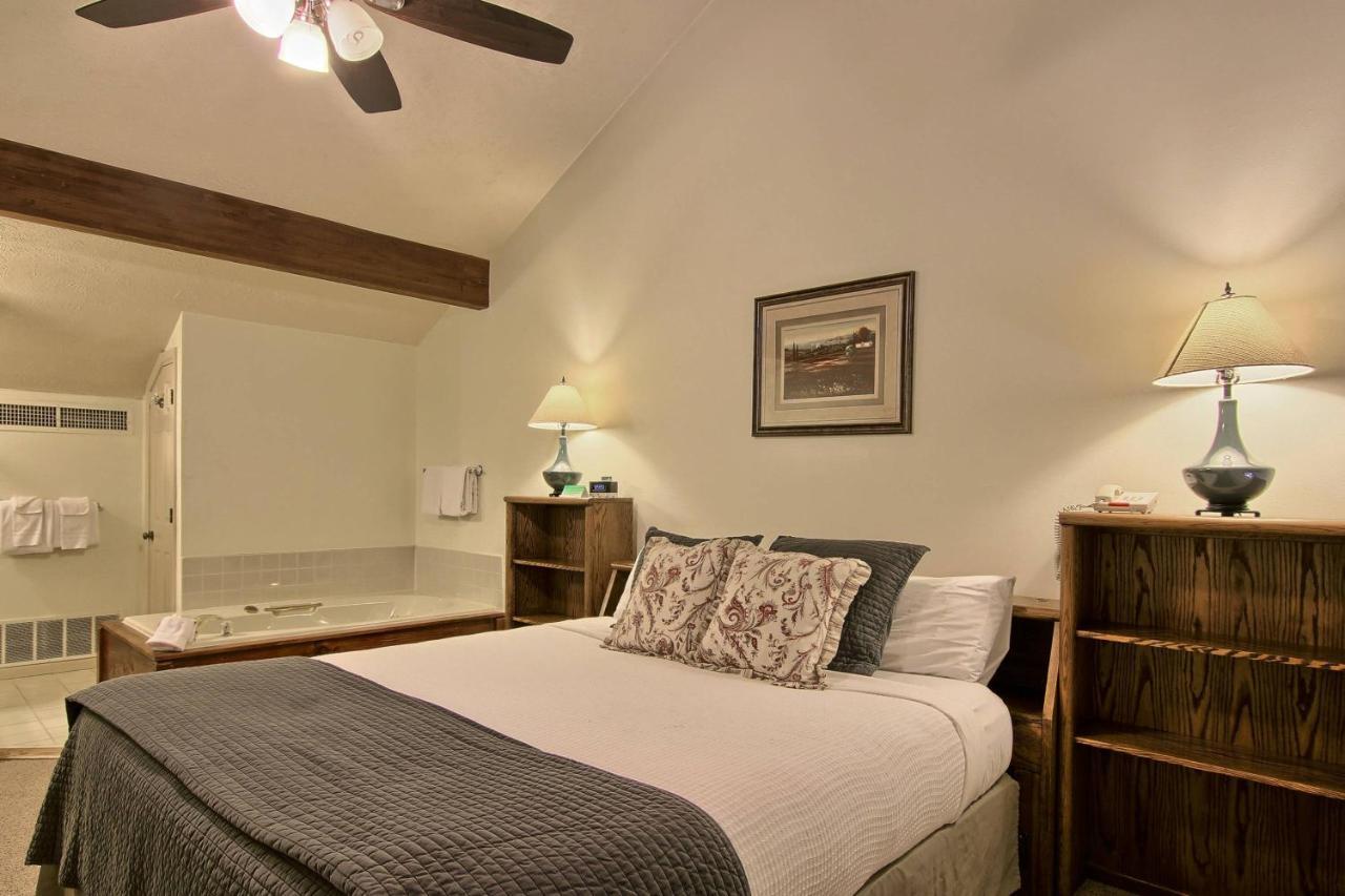 209 Pointes North Inn Charlevoix Eksteriør billede